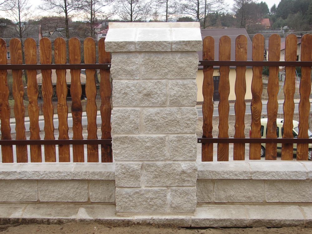 Słupek ogrodzeniowy z bloczków jednostronnie łupanych CJ BLOK białych